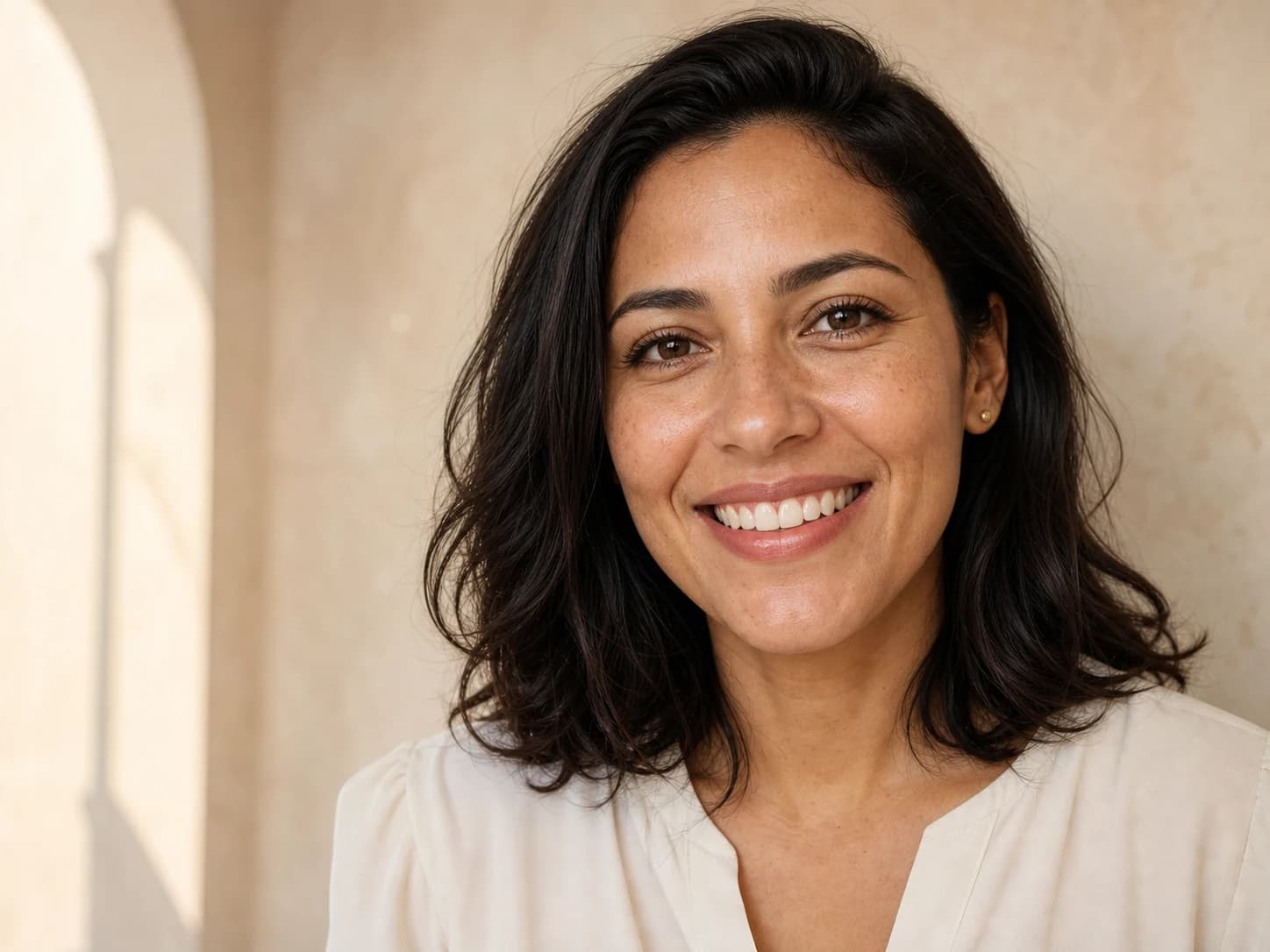 Retrato conceitual de uma mulher adulta fictícia com sorriso natural.