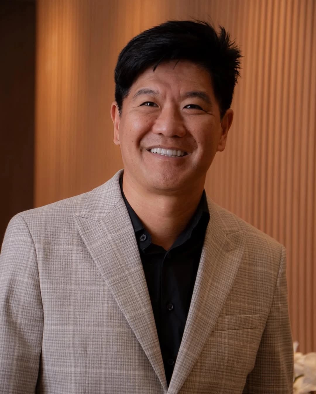 Professional portrait of Dr. Rodolfo Segawa smiling, with a light blazer.