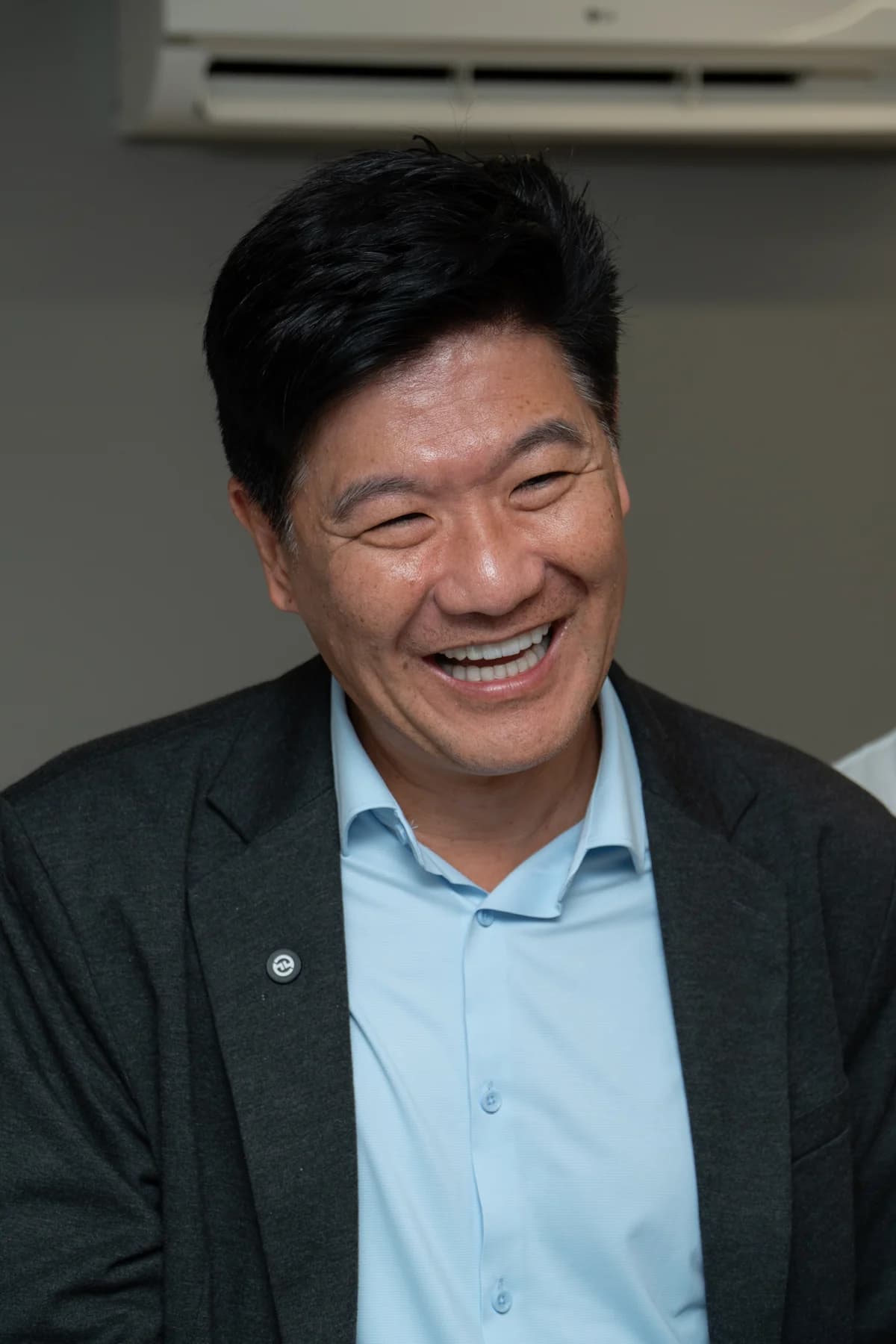 Dr. Rodolfo Segawa sorrindo durante um encontro com profissionais.