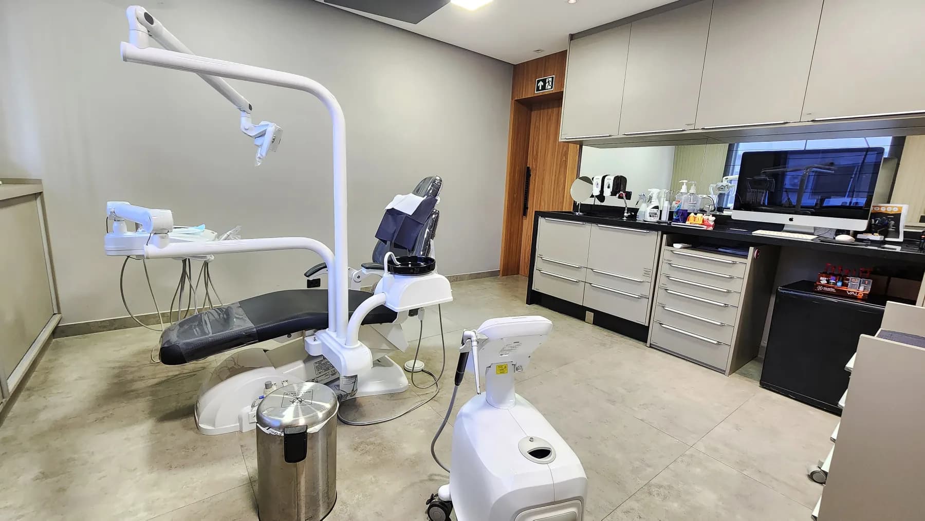 Consultório da Allegra Odontologia com cadeira odontológica, scanner e monitores de planejamento digital.