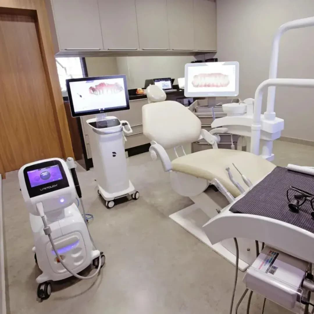 Consultório da Allegra Odontologia com cadeira odontológica, scanner e monitores de planejamento digital.