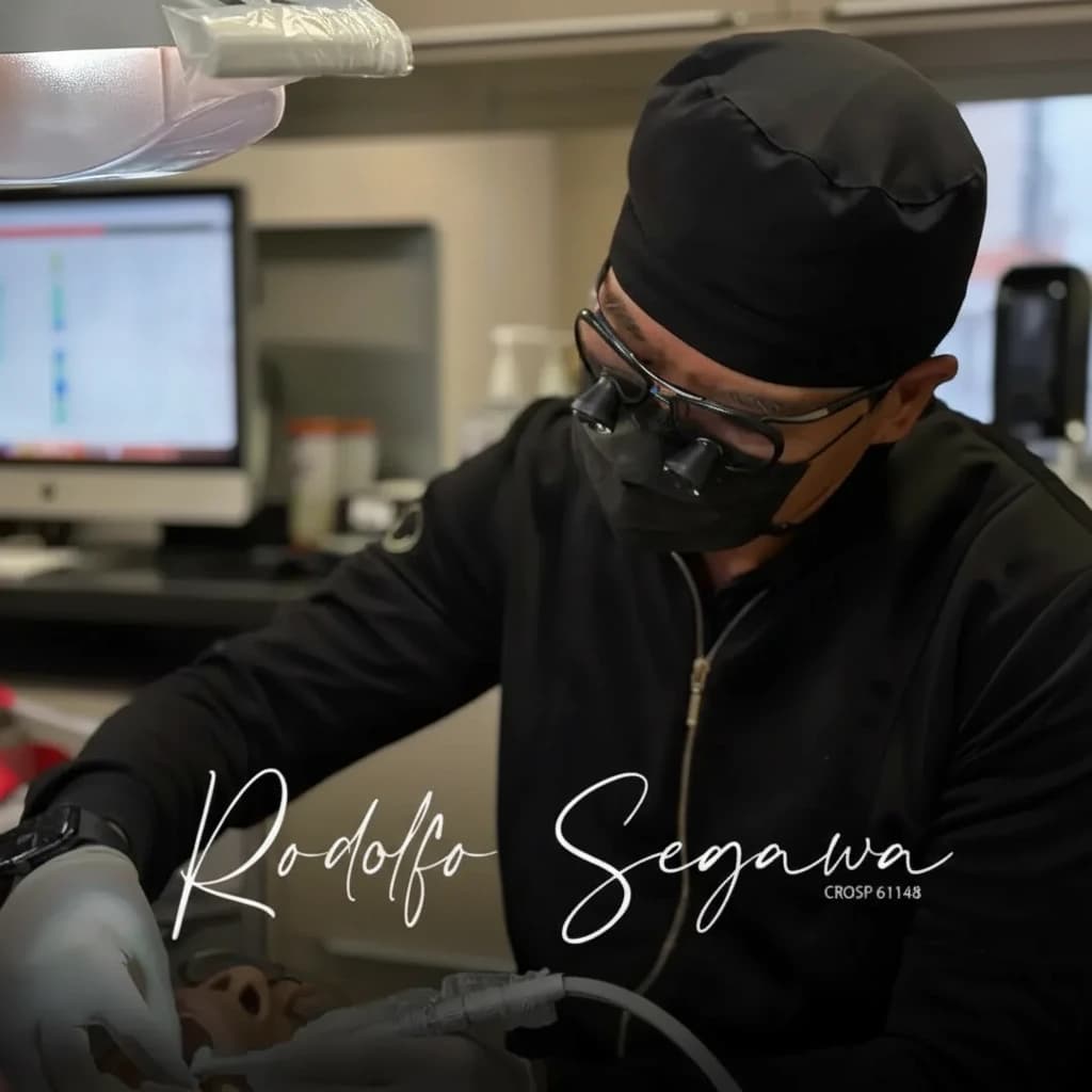 Dr. Rodolfo durante um atendimento odontológico, concentrado no procedimento.