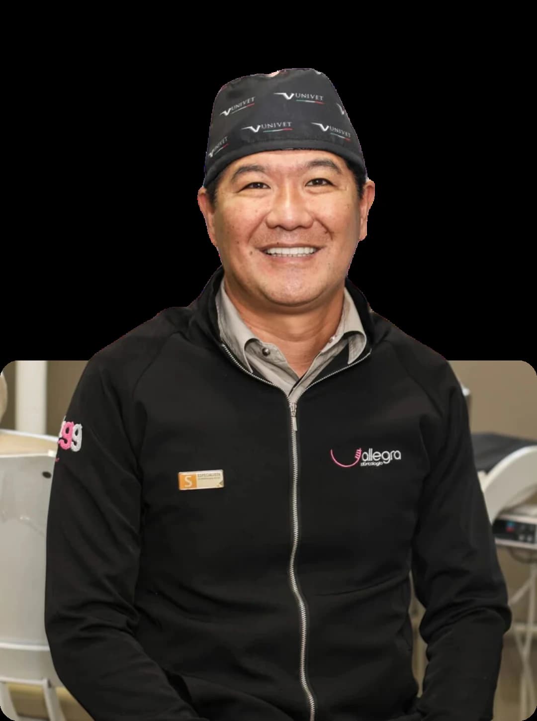Dr. Rodolfo Segawa sorrindo, com uniforme e gorro clínicos.